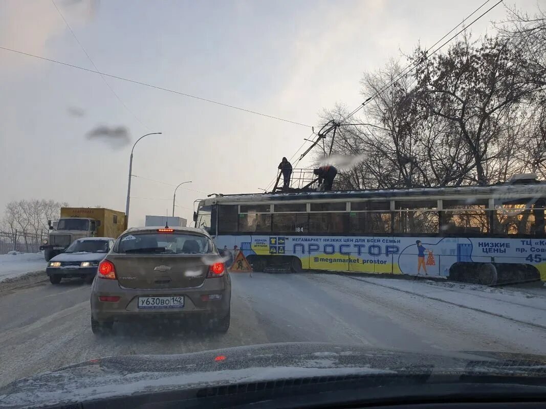 Трамвай сошел с рельсов в кемерово на шахтеров. В кемерово трамвай сошел с рельс. Трамвай 10 кемерово. Трамвай съехал с рельс. Трамвайные рельсы.