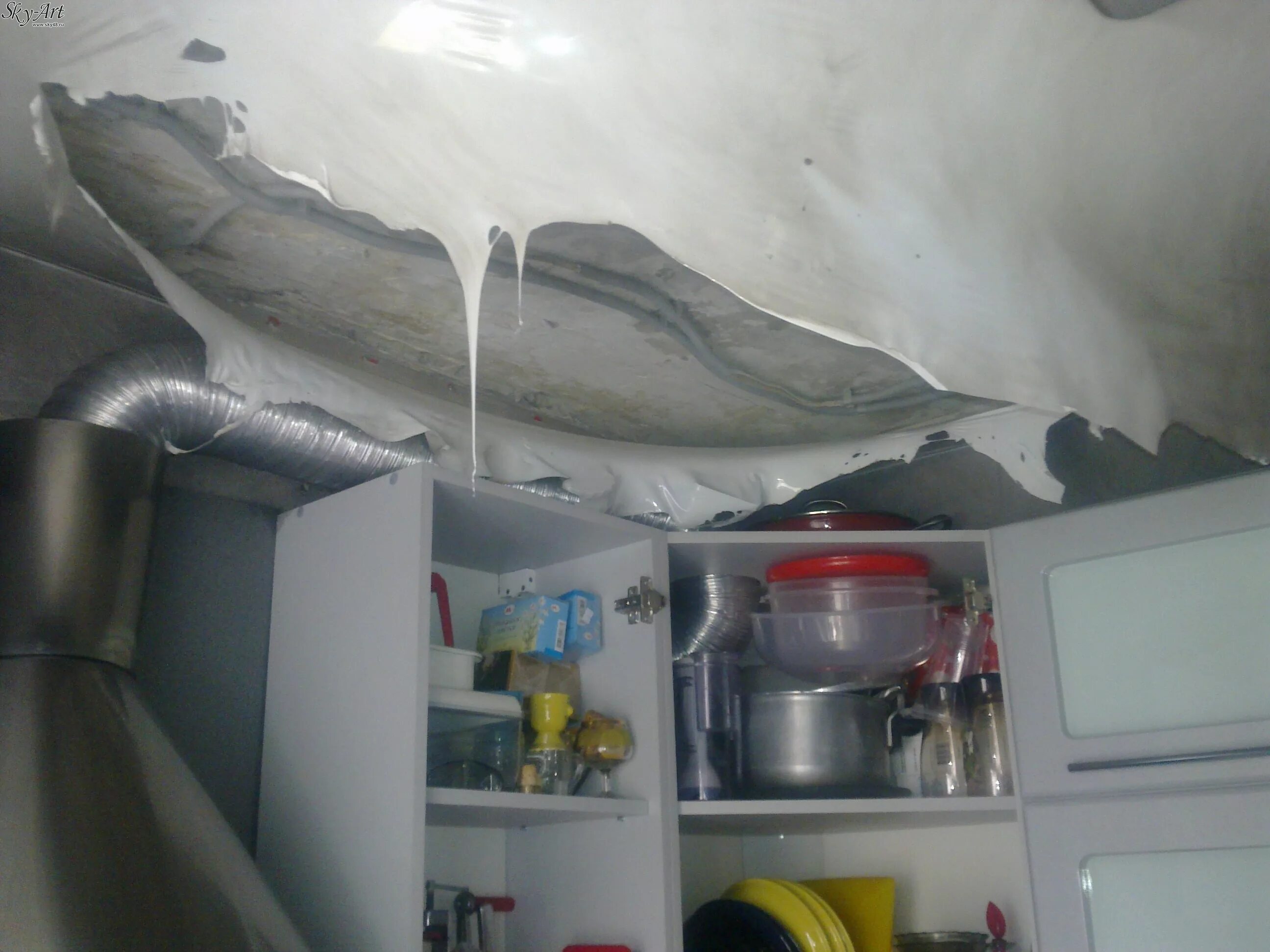 сгоревший подвесной потолок. натяжной потолок после пожара. горит натяжной потолок. горят ли натяжные потолки. перегорел натяжной потолок.