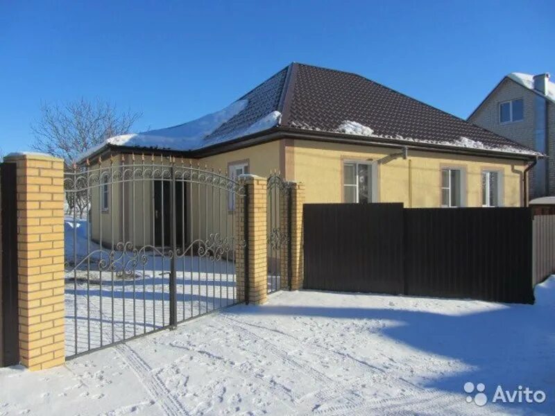 Кп аэропорт курск. Дом ул. Крыша курск луговая. Здание на кирпичной курск. Коттеджи курск цветово.