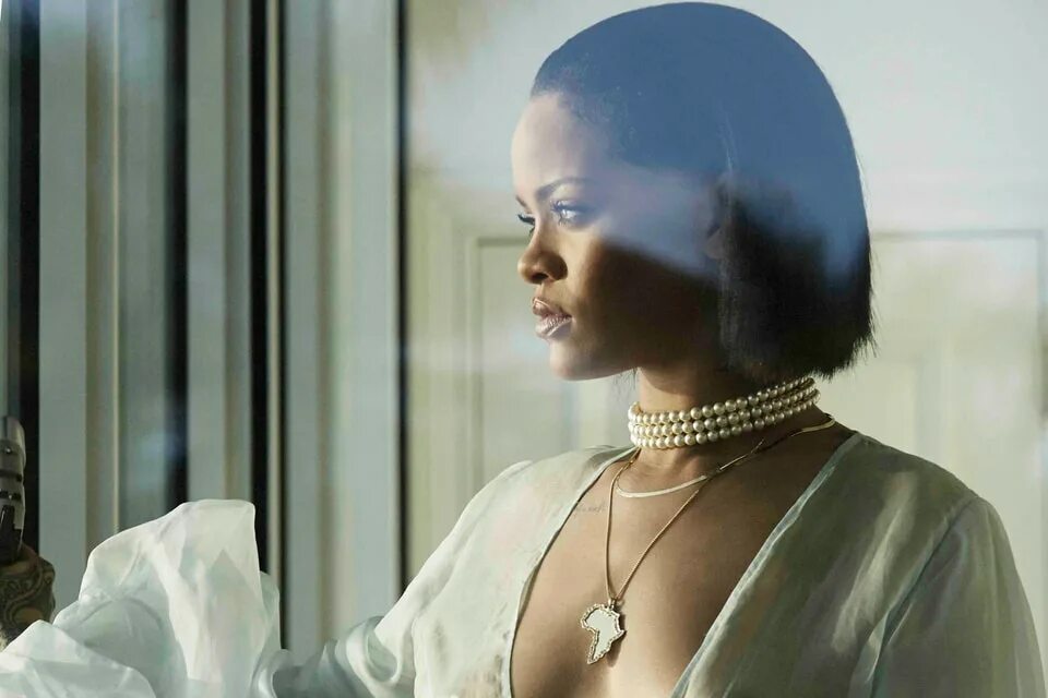 Rihanna needed me. Рианна грудь в клипе. Рианна первый клип. Рианна в клипе work. Rihanna kissed