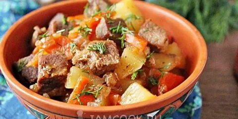 Мясо с капустой тушеное в горшочке
