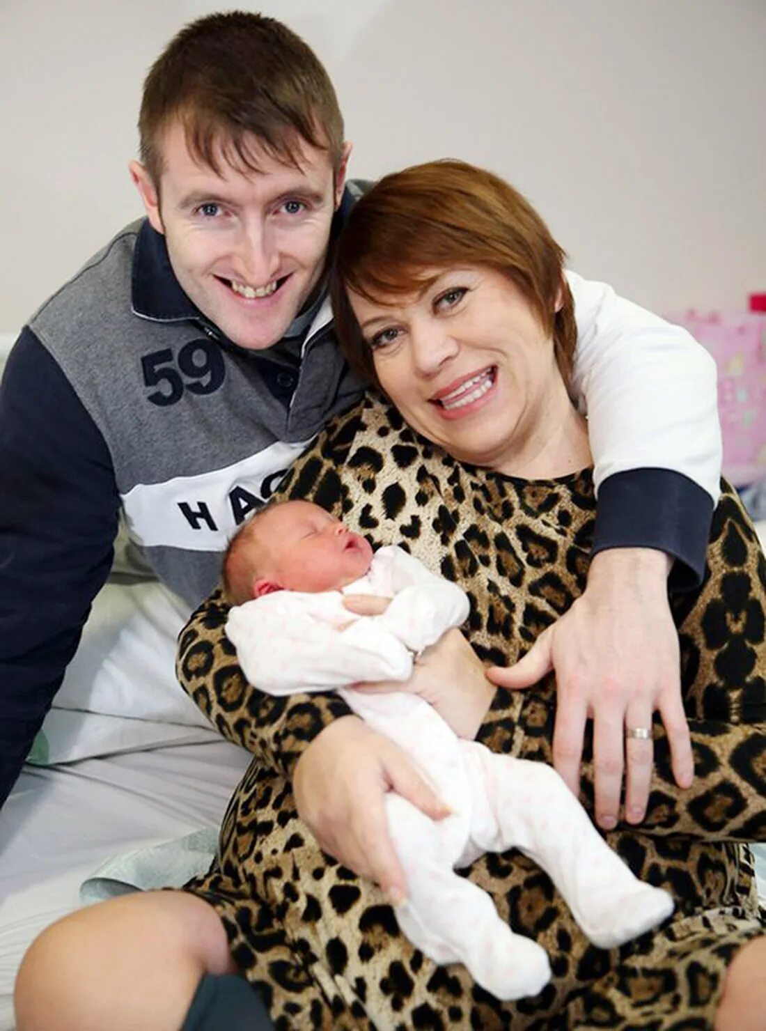 Женщины за 35. Мамы которые родили в 40 лет. Счастливая роженица с ребенком. Обычная женщина. Беременные женщины в 40 лет.