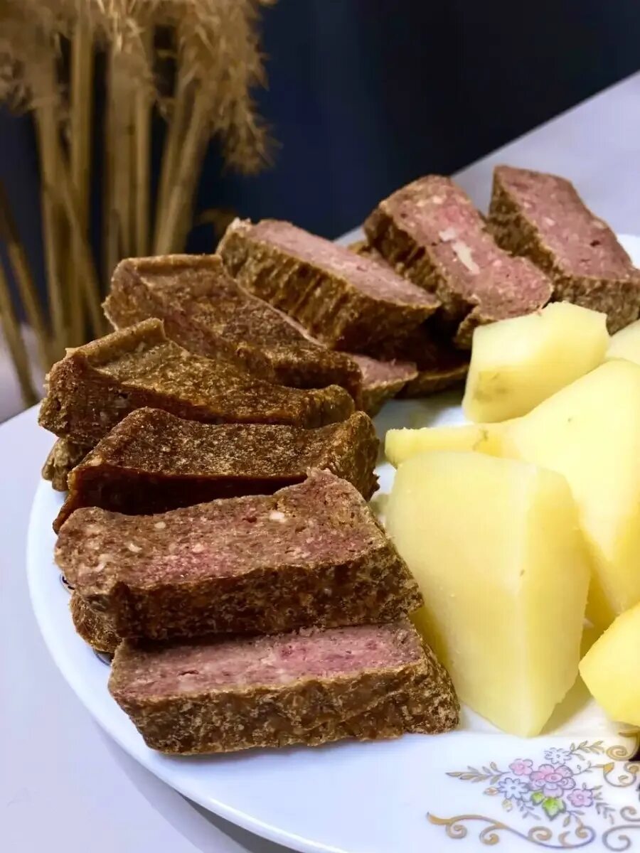 Хычины балкарские. Карачаевская кухня. Карачаевская колбаса кыйма. Хычины кисловодск. Кавказская кухня хычины.