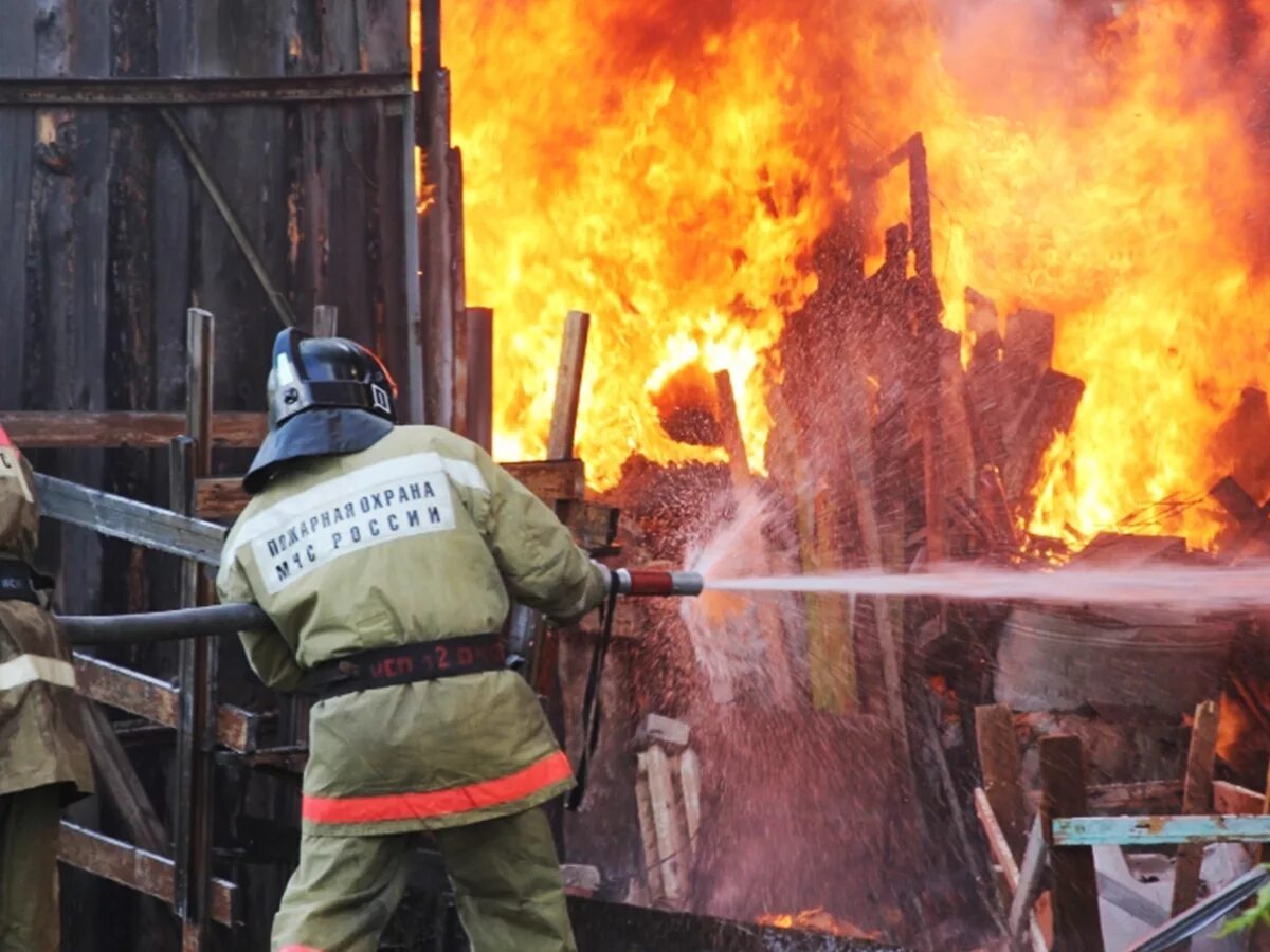 Пожары в производственных зданиях. Пожарные тушат горящий дом. Ликвидации горения дома. Тушение горящего дома. Ликвидации горения дома.