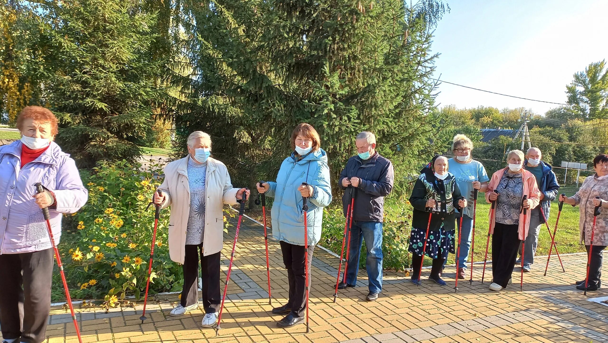 Красивые фотосессии на улице. Аглая рязанова босиком. Пешие прогулки. Аглая рязанова босиком. Люди гуляют в парке.