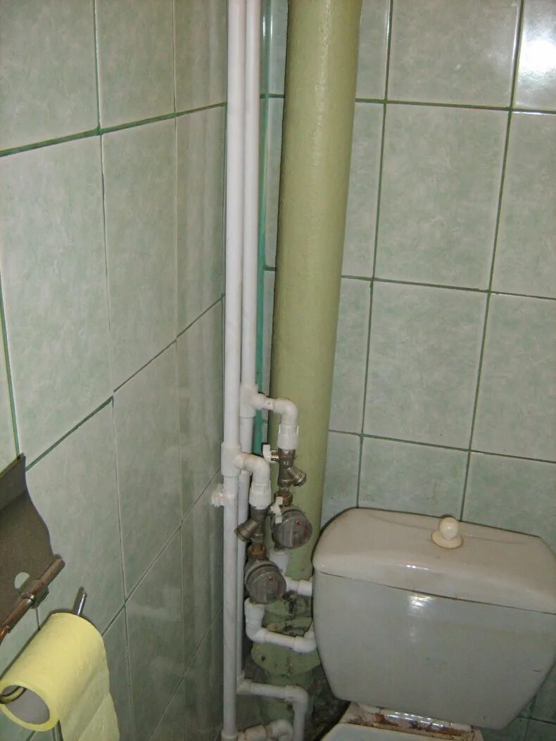 Канализационная труба в туалете. Туалет в квартире с трубами. Канализационные трубы в хрущевках. Канализационная труба в хрущевке.