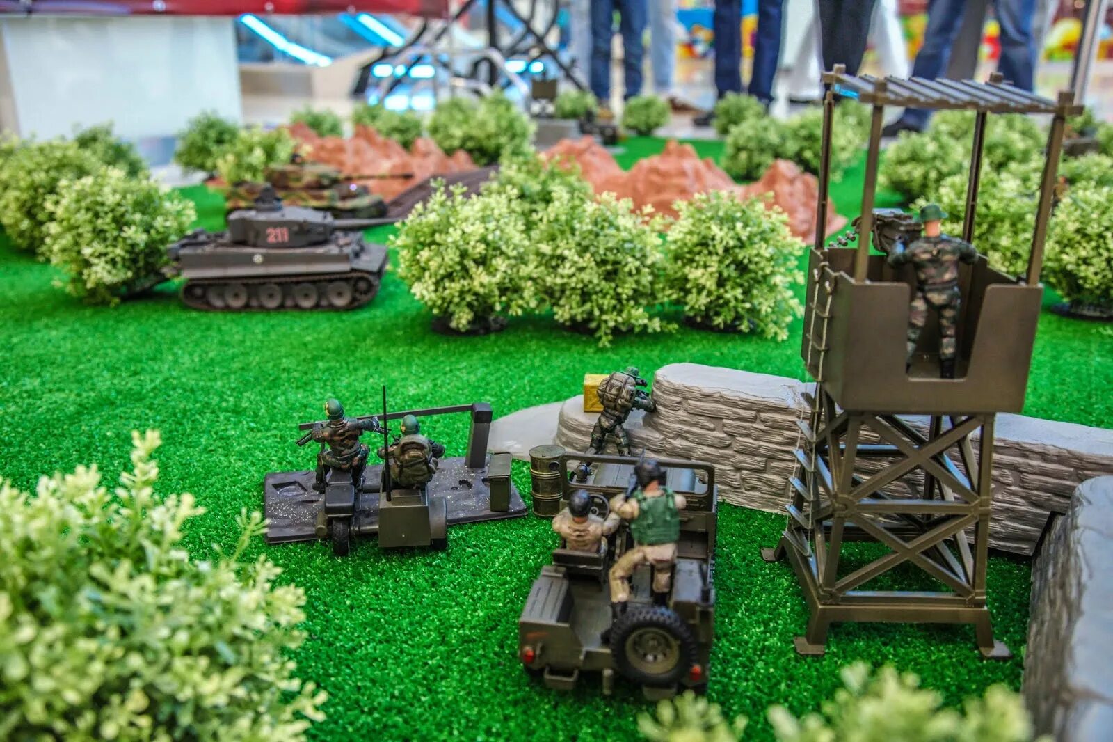 танковый бой москва. бои на радиоуправляемых танках. танковый бой москва. 2 танка на пульте управления танковый бой. диорама танковый бой.