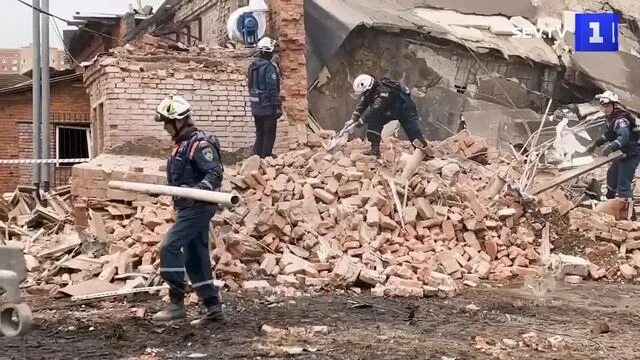 Спасатели разбирают завалы