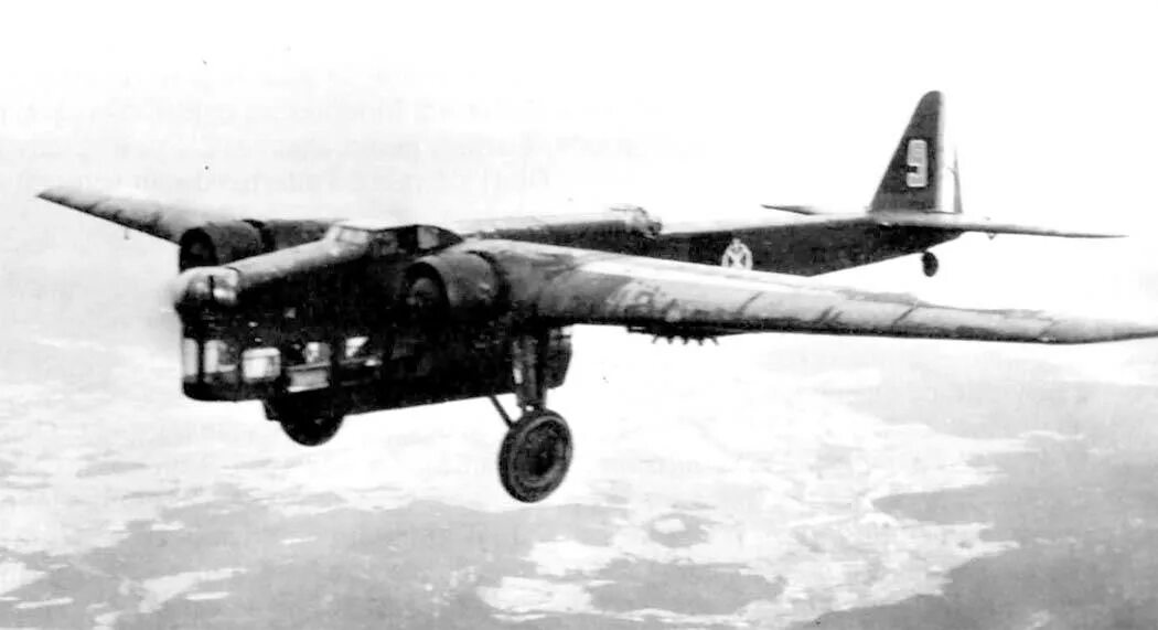 Бомбардировщик амио 143. 210. Рекордные самолеты 30-х годов. Французский бомбардировщик. Амио 143 французский бомбардировщик кабина.