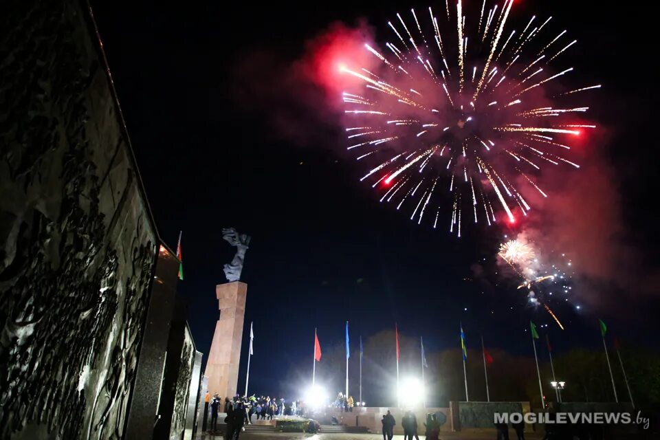 День победы могилев. День победы и в огнях салюта. День города могилев 2024 программа. Салют 9 мая 2023. День города могилев 2024 программа.