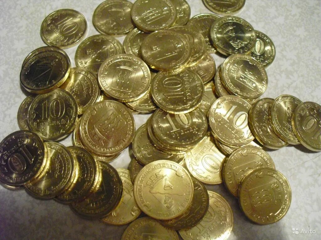 Монеты ГВС. Монеты 10 рублей много. Куча десятирублёвых монет. Куча дести рублевых монет.
