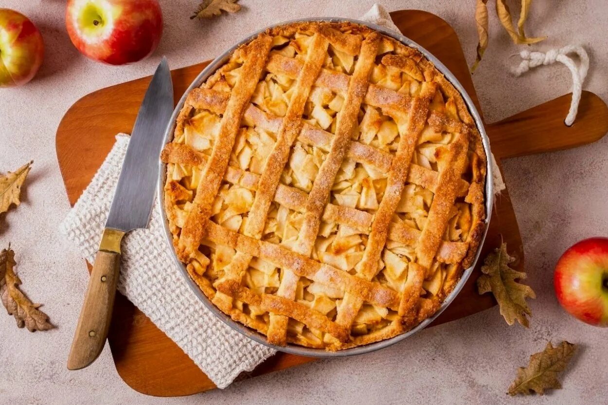Сладкие пироги виды. Apple pie (яблочный пирог). Яблочный пирог сверху. Пирог с яблоками сверху. Яблочный пирог вид сверху.