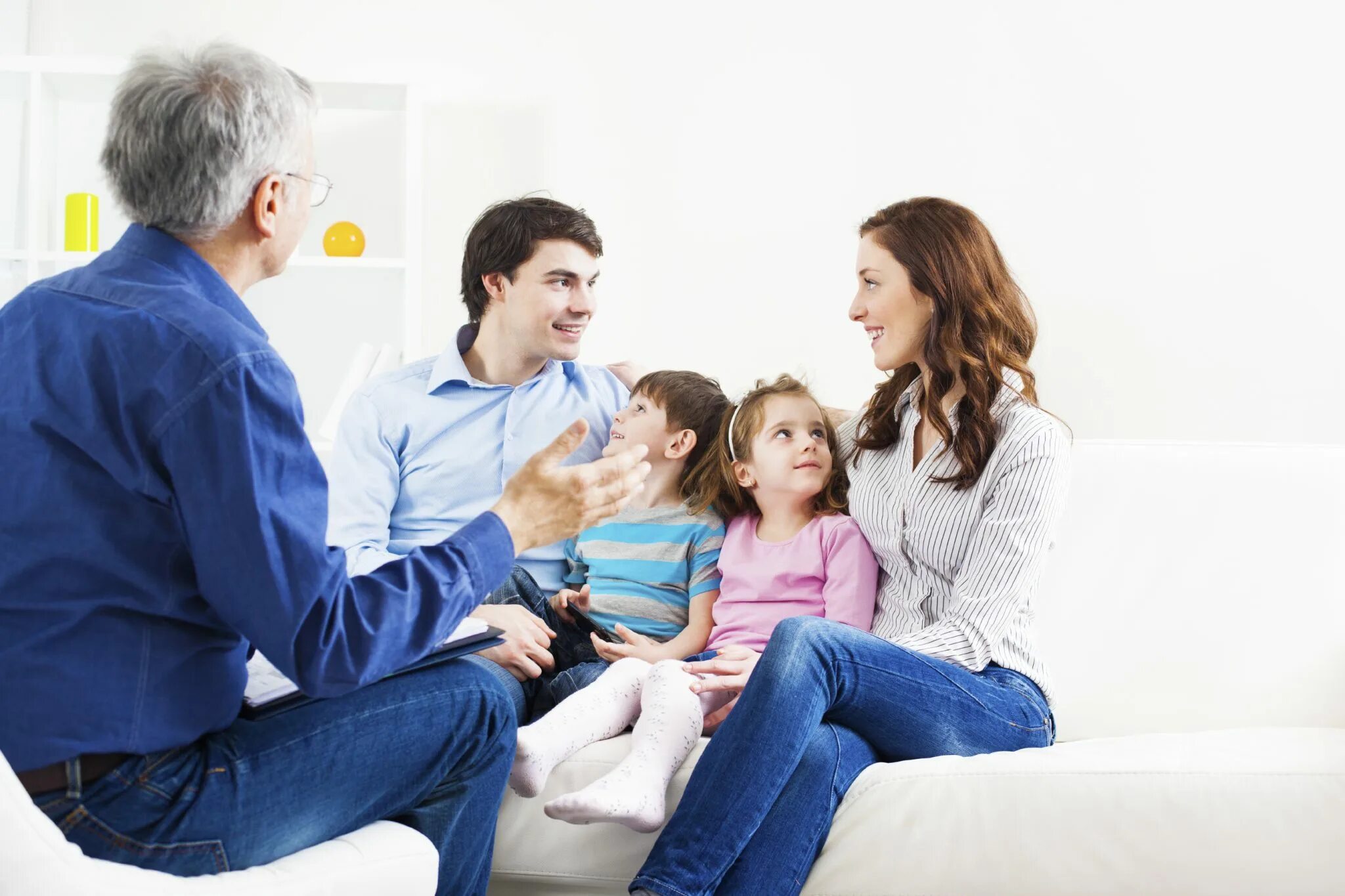 Иметь семью. Психотерапия семьи. Семья у психолога. Семейное консультирование. Психолог и родители.