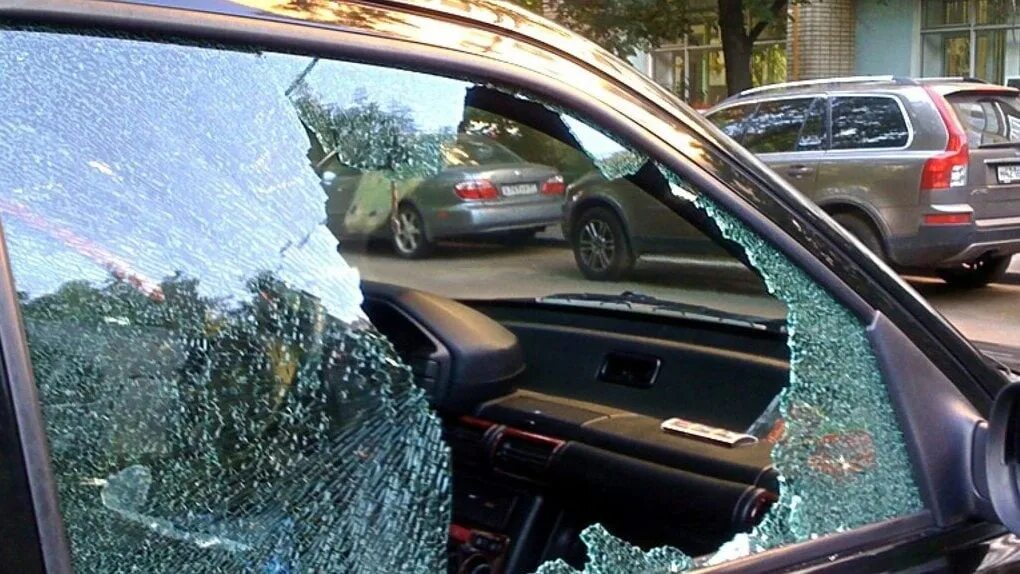 Почему разбили. Машина открытые двери. Разбивать окна машин с z. Фото расстрелянной машины. Разбитое стекло машину со знаком я.