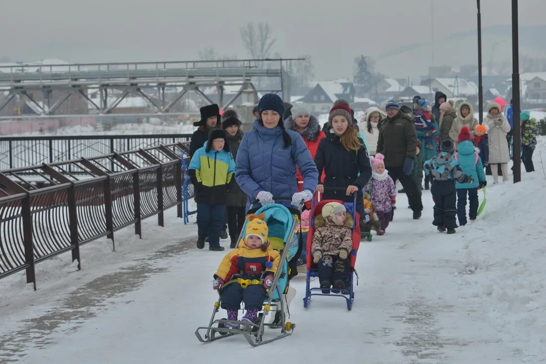 Горно алтайск набережная. Набережная в Горно Алтайске. На набережной Горно-Алтайска открылся. Парк Победы Горно-Алтайск Маймушка фото. Доступная среда фото Горно Алтайск.