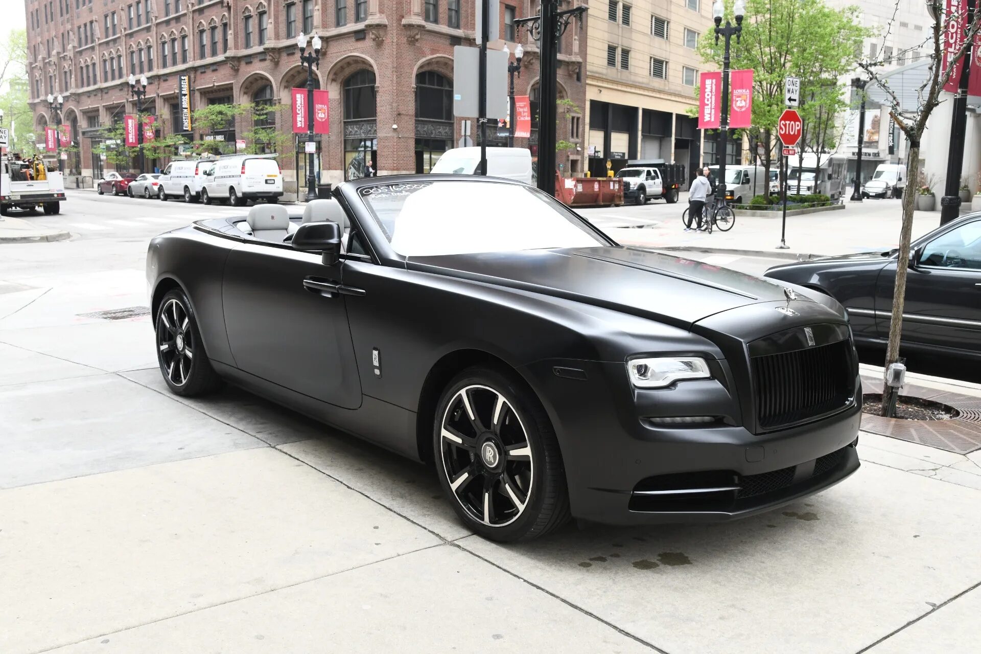 Похожие на роллс ройс. Rolls Royce Dawn диски. Rolls Royce Dawn Black. Роллс Ройс Dawn диски r22. Rolls Royce Dawn Black badge.