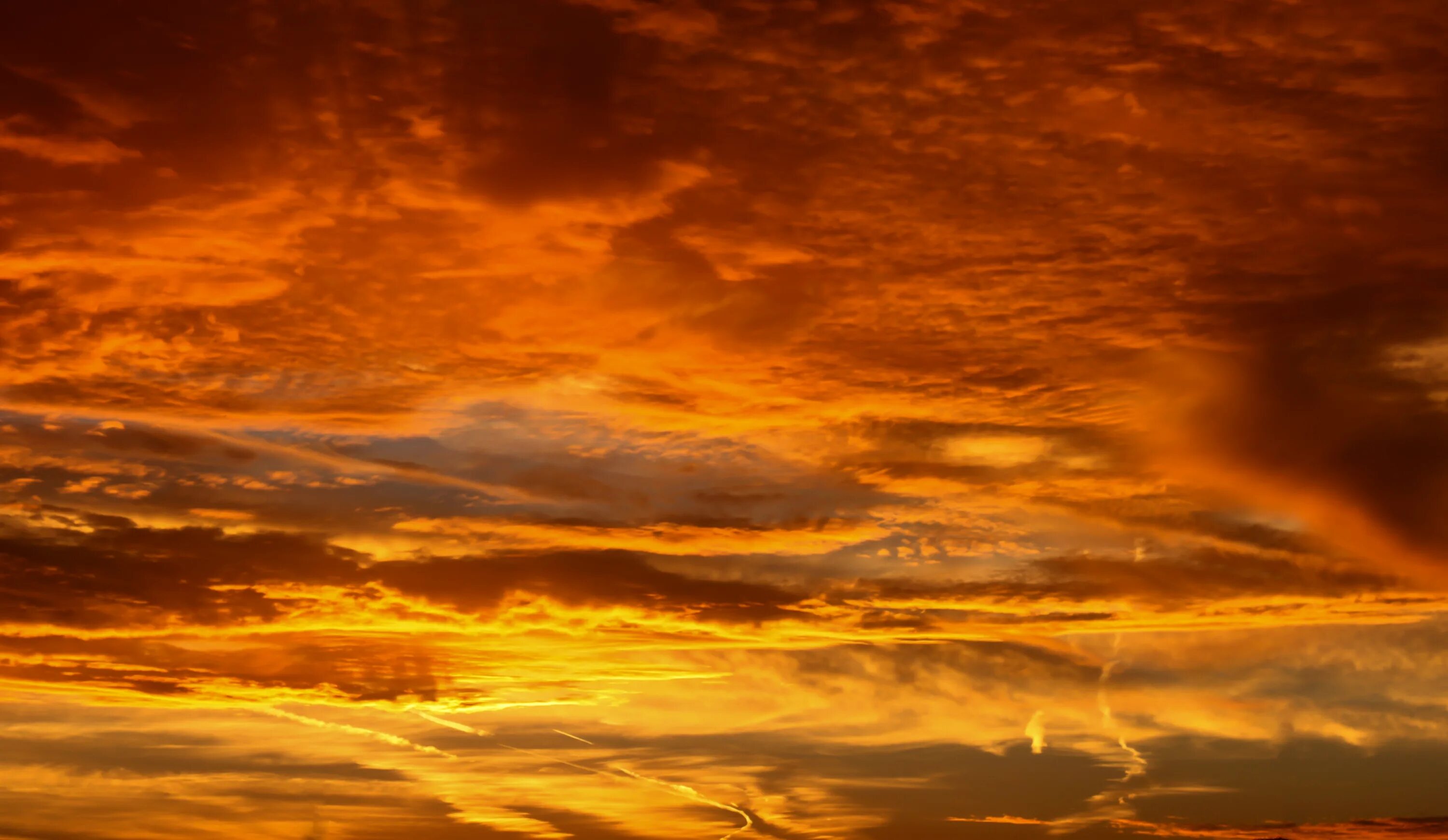 Когда в вечернем небе вдруг. Оранжевые облака. Оранжевый закат. Красивое оранжевое небо.