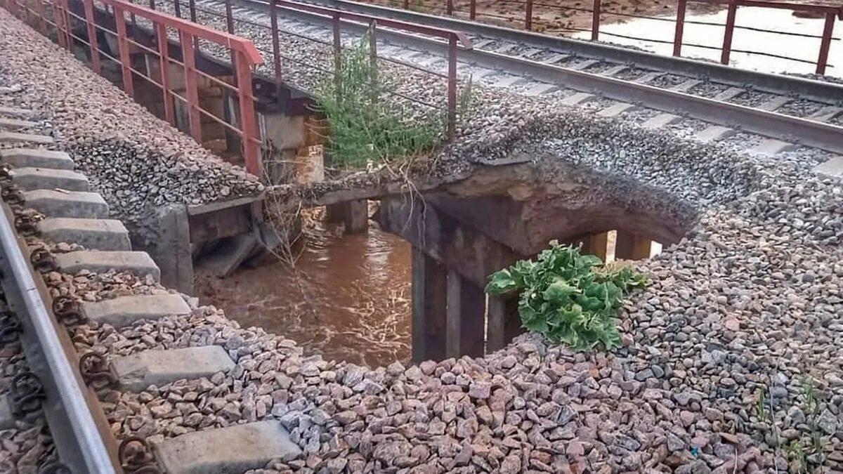 Дожди так размыли дорогу что дальше пришлось. В грузии размыло железную дорогу.