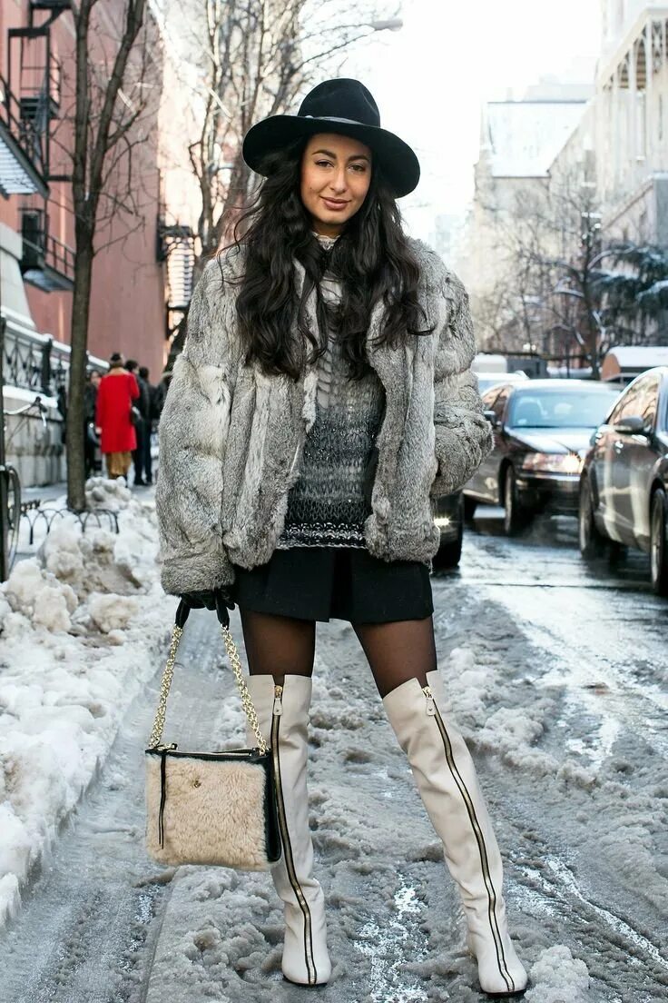 Девушки в сапожках и шубах. Шуба и сапоги. Девушка в шубе. Шуба с уггами. Ботфорты с дубленкой.