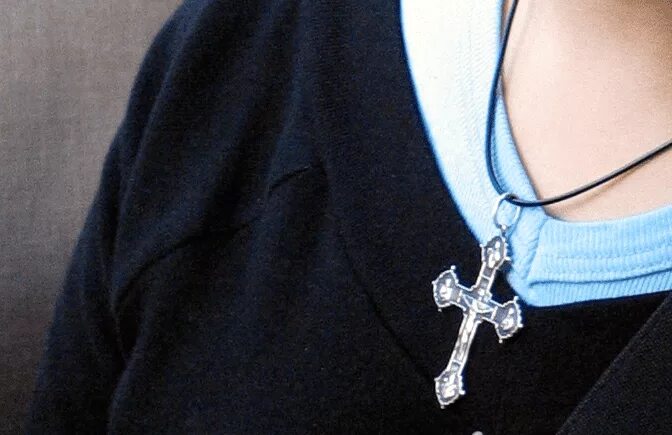 Можно ли менять крест. Нательный крестик на шее. Православный крест на шею. Православный крестик в руке. Крест с украшениями.