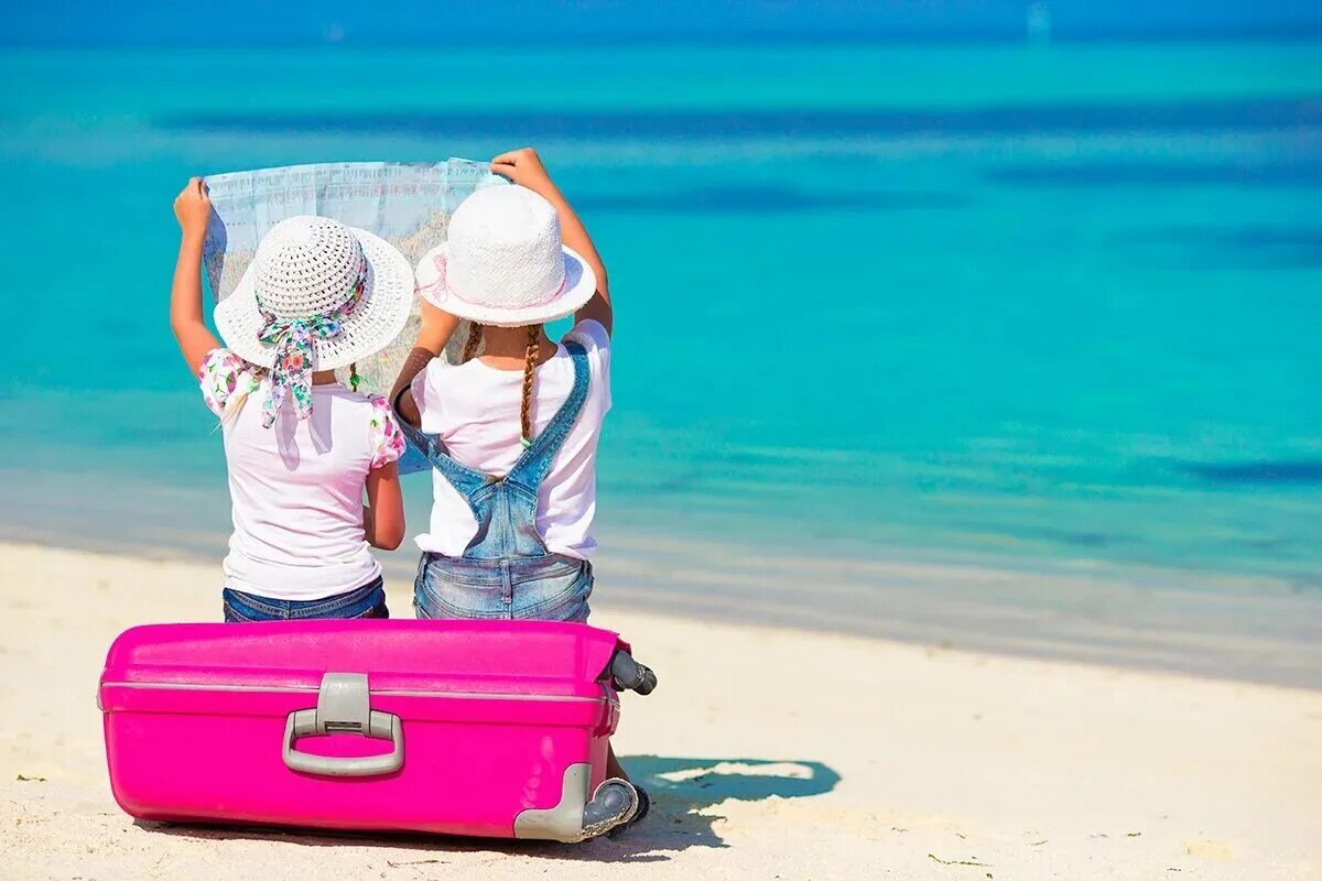 Чемодан собран на море. Девушка с чемоданом на пляже. Чемодан на море. Девушка с чемоданом на море. Ребенок с чемоданом на море.