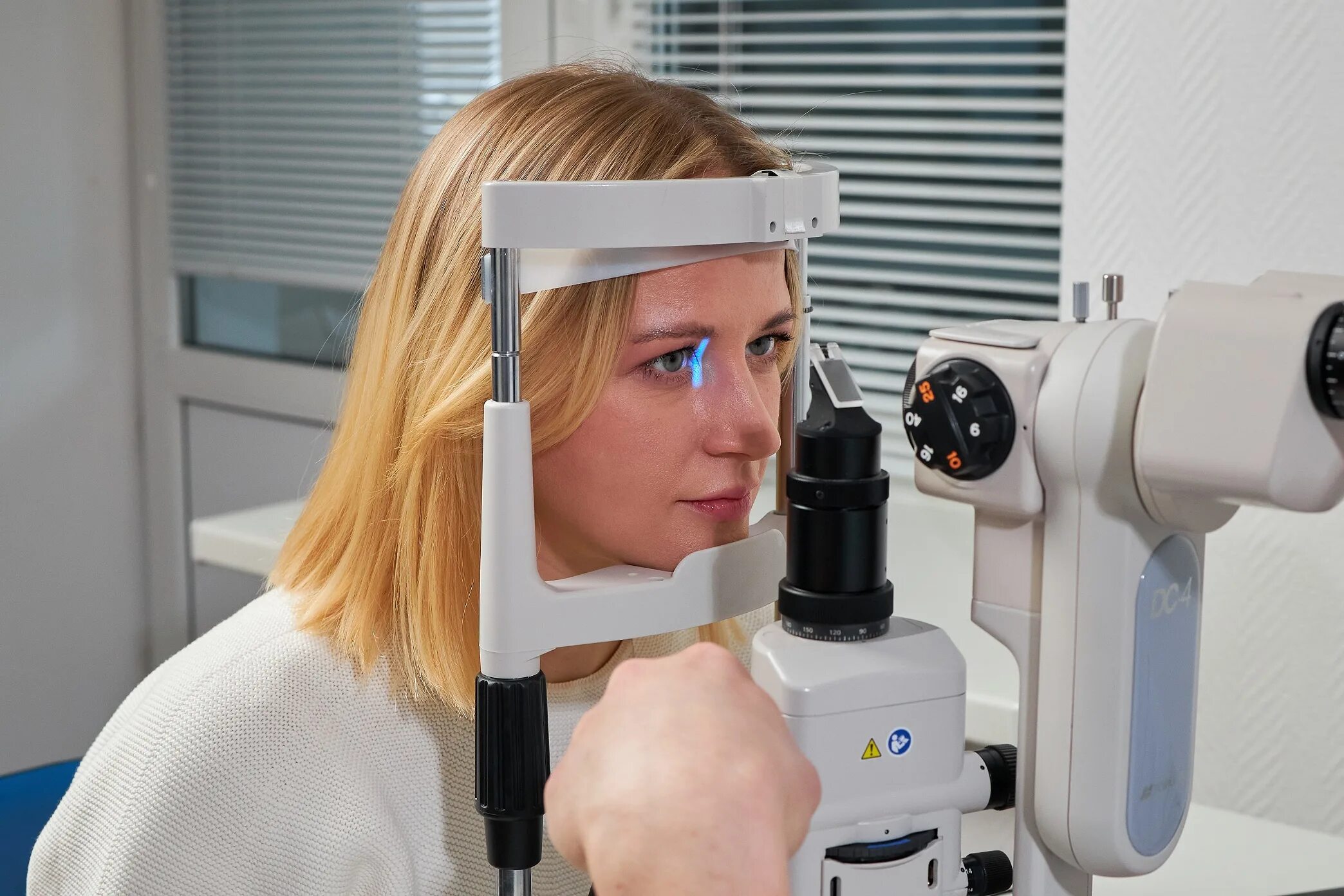 обследование у офтальмолога. сколько длится обследование перед коррекцией зрения. обследование глаз. обследование перед лазерной коррекцией. лазерная коррекция близорукости.