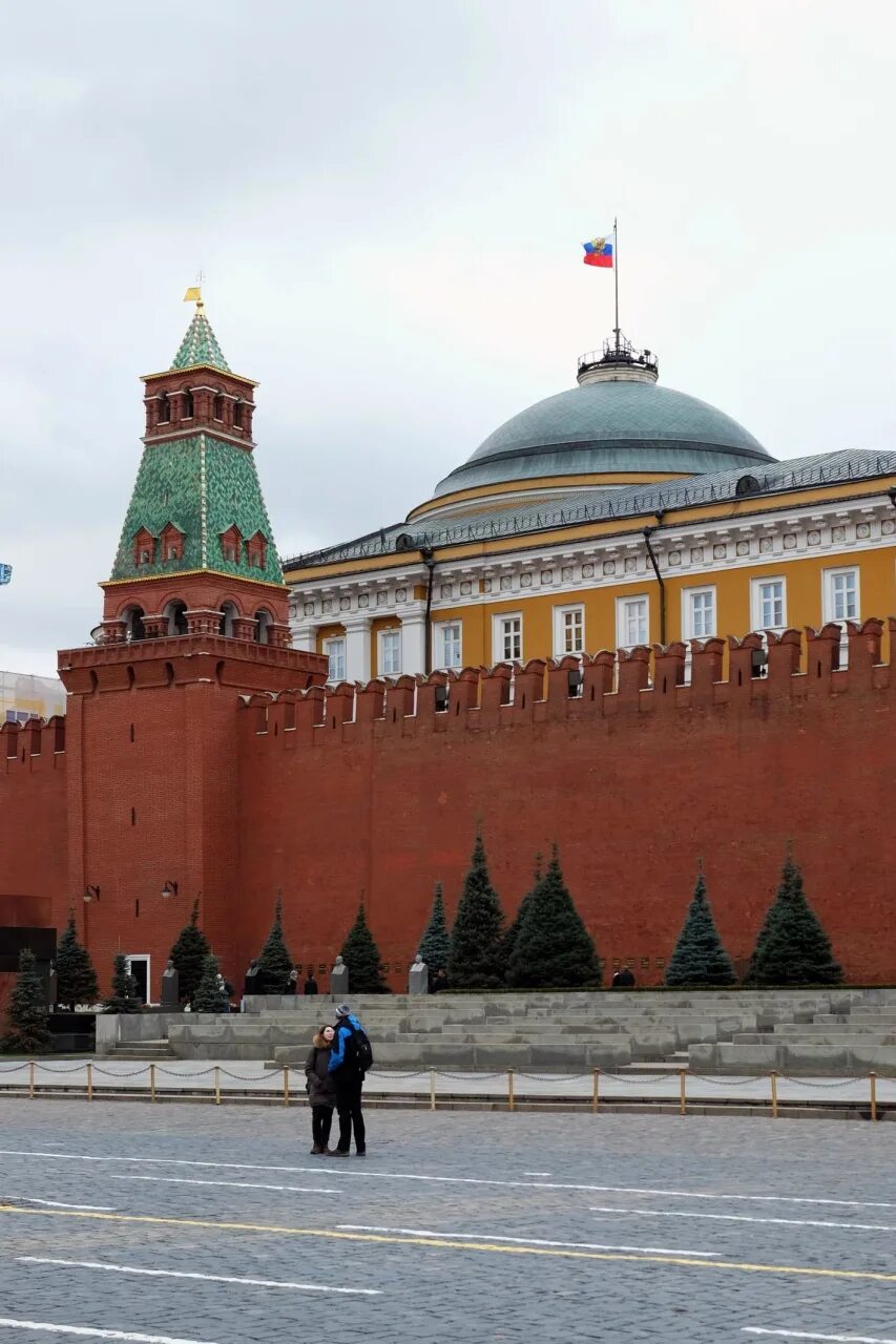 Вдоль кремлевской. Кремль Кремлевская стена. Кремлевская стена в Санкт-Петербурге. Спасская башня и ГУМ. У кремлевской стены.