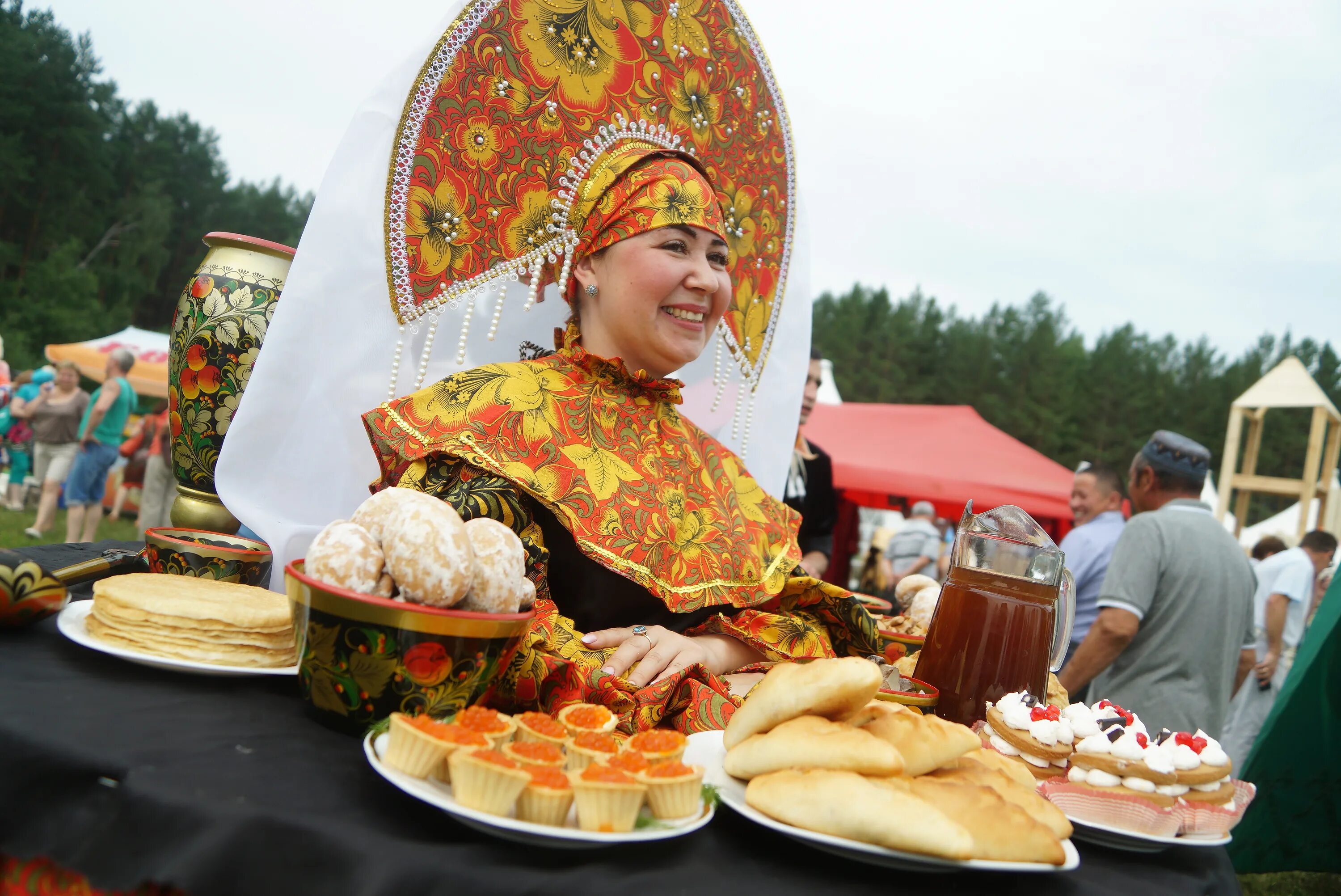 Блюда народов россии. Сабантуй Татарская кухня. Сабантуй блюда национальные Башкирии. Башкиры Сабантуй бешбармак. Традиции русской национальной кухни.