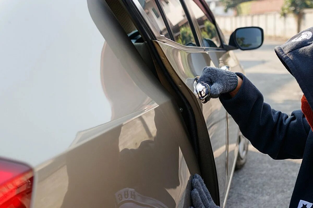 Украли машину песня. Угон автомобиля. Автомобильные кражи. Угнали авто. Угонщик авто.