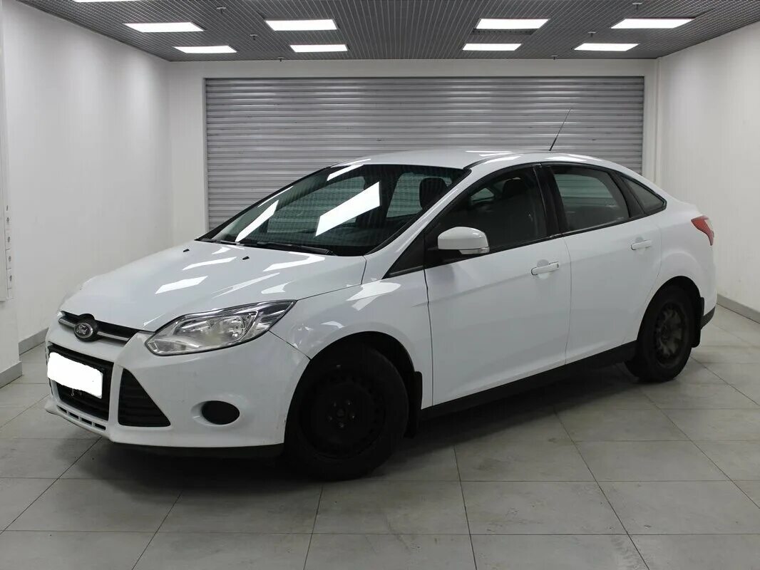 Куплю форд фокус бу москве. Ford Focus, год выпуска 2013. Ford Focus 3 с пробегом. Форд фокус 3 универсал белый машина. Форд фокус 2013 автопарковка.