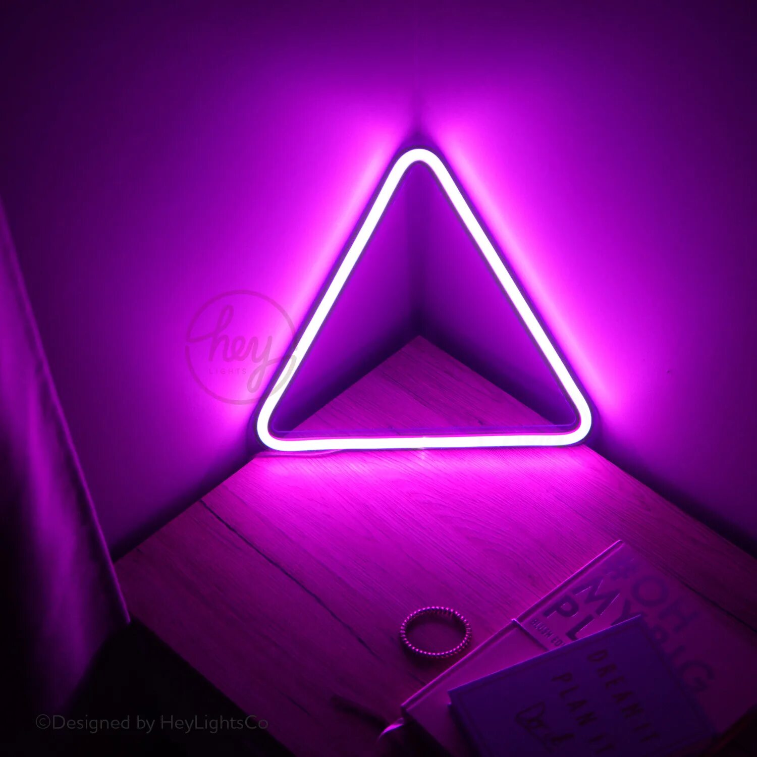 Включи неоновый свет. Неоновые фигуры. Неоновый треугольник. Розовая неоновая лампа. Неоновые треугольники на стену.