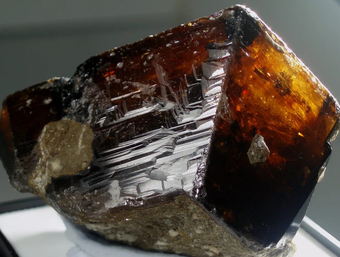 Касситерит минерал. Касситерит минерал Кристаллы. Касситерит оловянный камень. Олово касситерит.