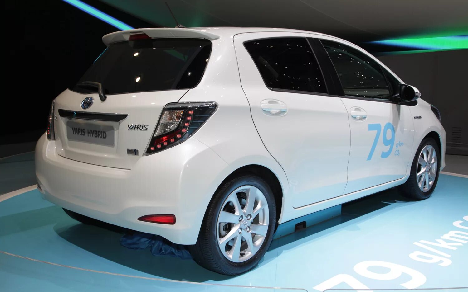 Написали гибрид. Тойота Ярис 2023. Toyota Yaris Hybrid 2023. Toyota Yaris Hybrid 2023 белая. Тойота Ярис купе.