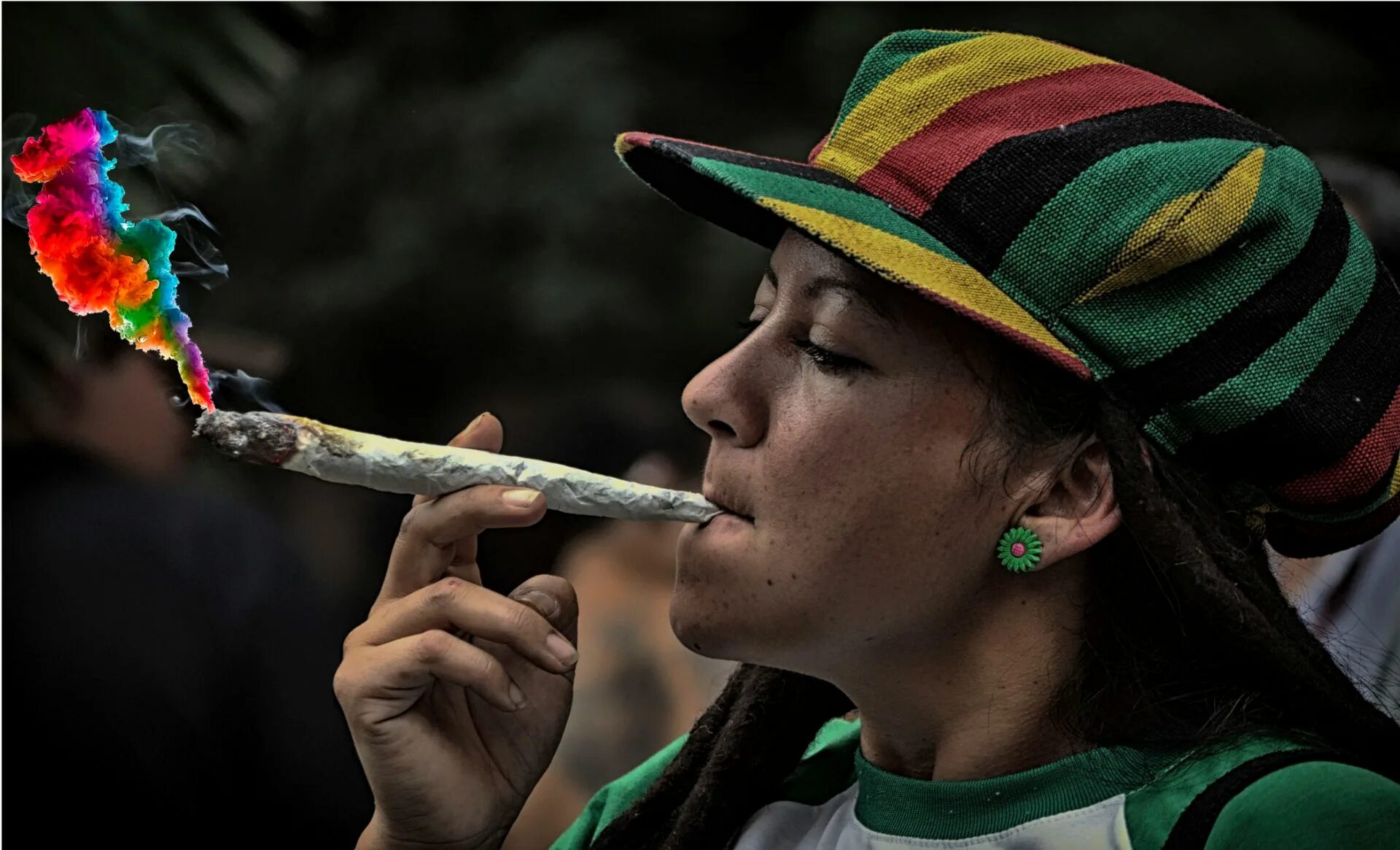 конопля курительная. дым марихуаны. курит косяк. курение марихуаны. курит шмаль.