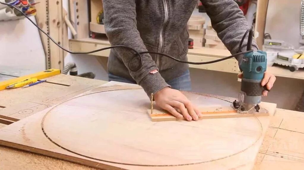 выпилить отверстие в столешнице под мойку. силиконовая кромка для столешницы. крепление врезной мойки к столешнице. вырезать в столешнице отверстие под мойку. вырезать отверстие в столешнице под раковину.