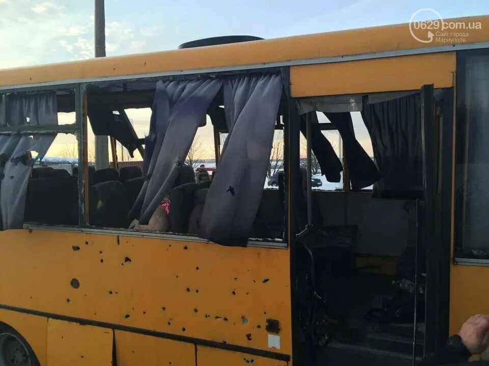 Обстрел автобуса в лисичанске. Обстрел автобуса под волновахой. обстрел автобуса под волновахой 13.01.2015. в днр обстреляли автобус.