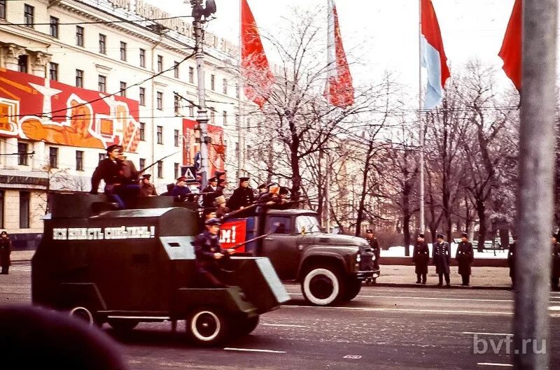 Парад Октябрьской революции СССР. Парад Октябрьской революции 1977. Праздник Октябрьской революции в СССР. Парад Советской армии 7 ноября 1973.