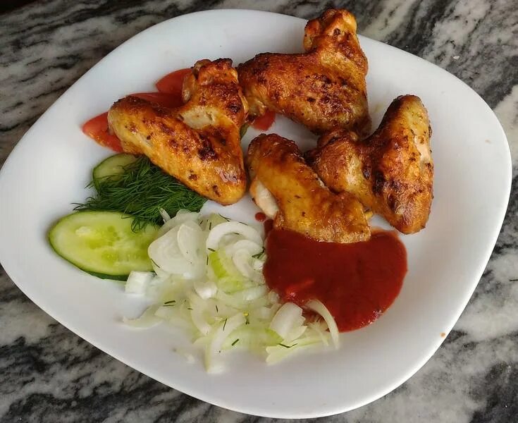 Шашлык куриные крылышки рецепт. Куриные крылышки шашлык. шашлык из куриных крылышек. ужин из крылышек курицы. подача крылышек гриль.