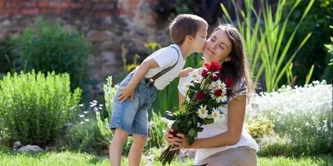 Сын с цветами для мамы