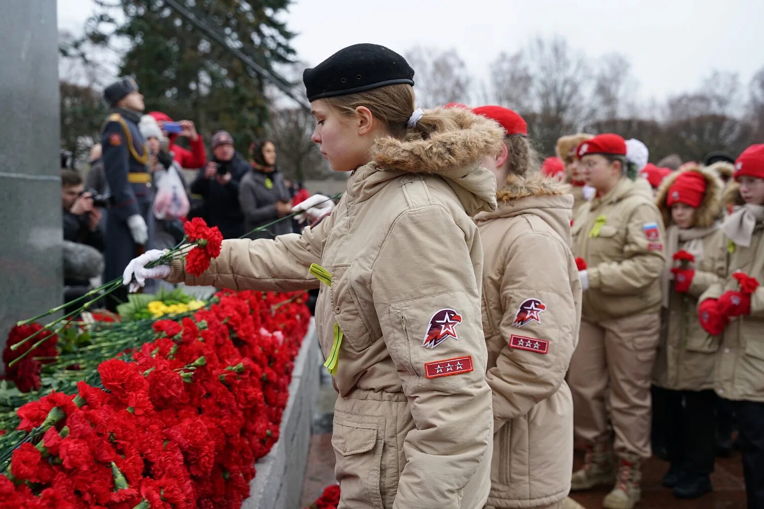 Мать-родина на пискаревском кладбище. Возложение цветов. Площадь победы спб весной возложение венков. Возложение венков на пискаревском кладбище 27 января 2023. 01.