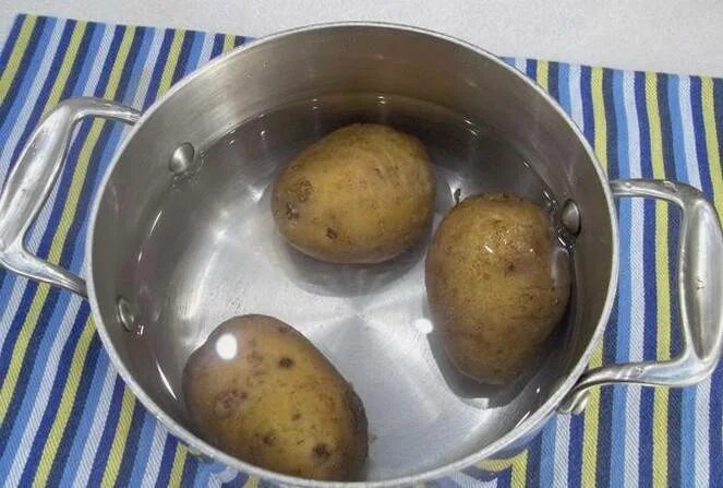 Есть ли вода в картошке. Картошка в мундире в кастрюле. Картофель варится. Картофель вареный в мундире. Картофель в кастрюле.
