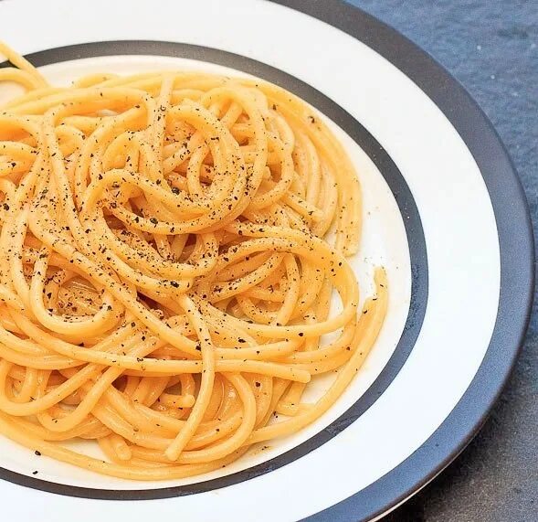 Cacio e pepe. Букатини Качо Пепе. Паста Cacio e Pepe. Тальолини Качо э Пепе. Качо спагетти.