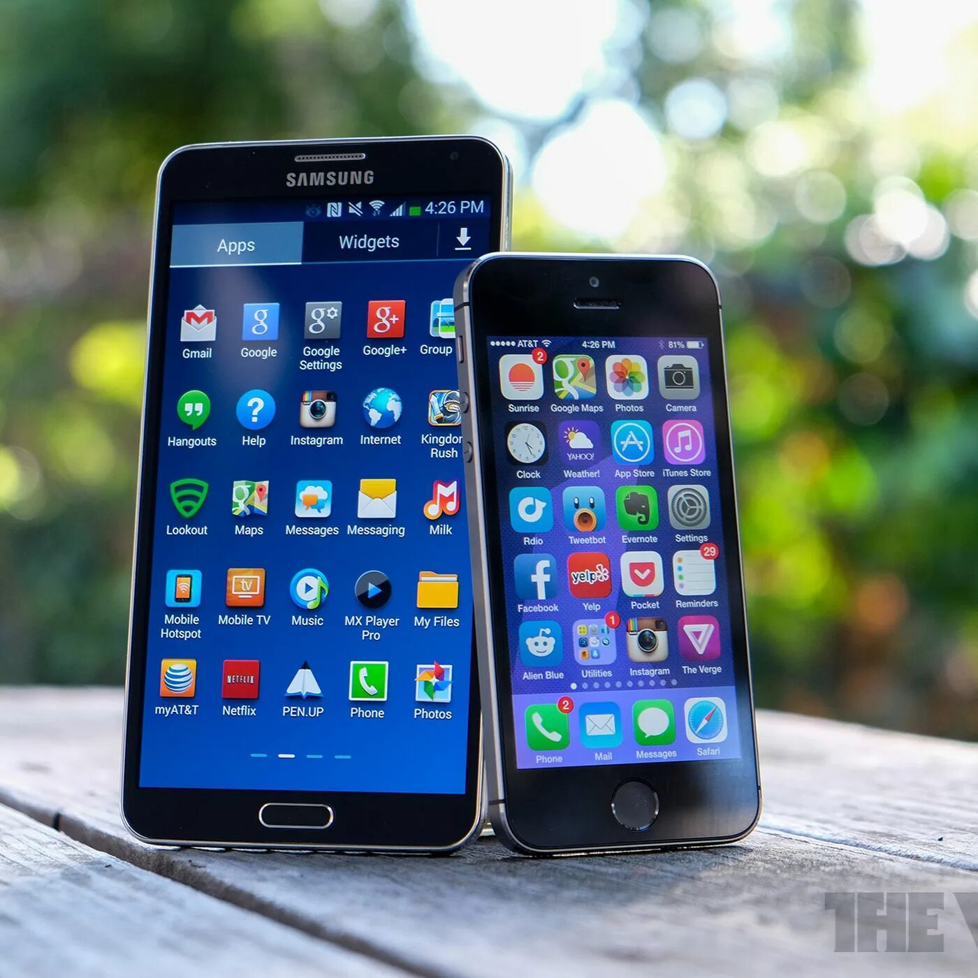 Iphone Samsung. Самсунг и эпл. Айфон 1 vs Samsung. Samsung айфон. Что лучше айфон 15 или самсунг s24