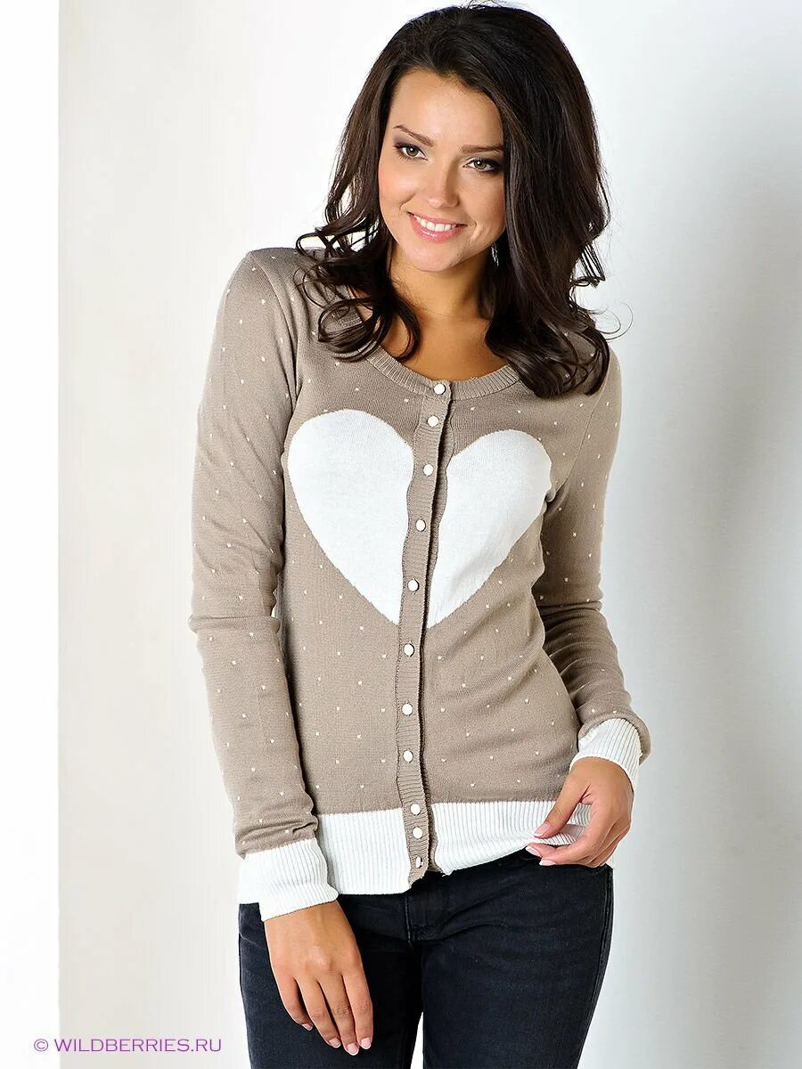 Трикотажная кофта на пуговицах. Кофта женская. Девушка в кофте. Женские кофты на женщин. Девушка в кофте.
