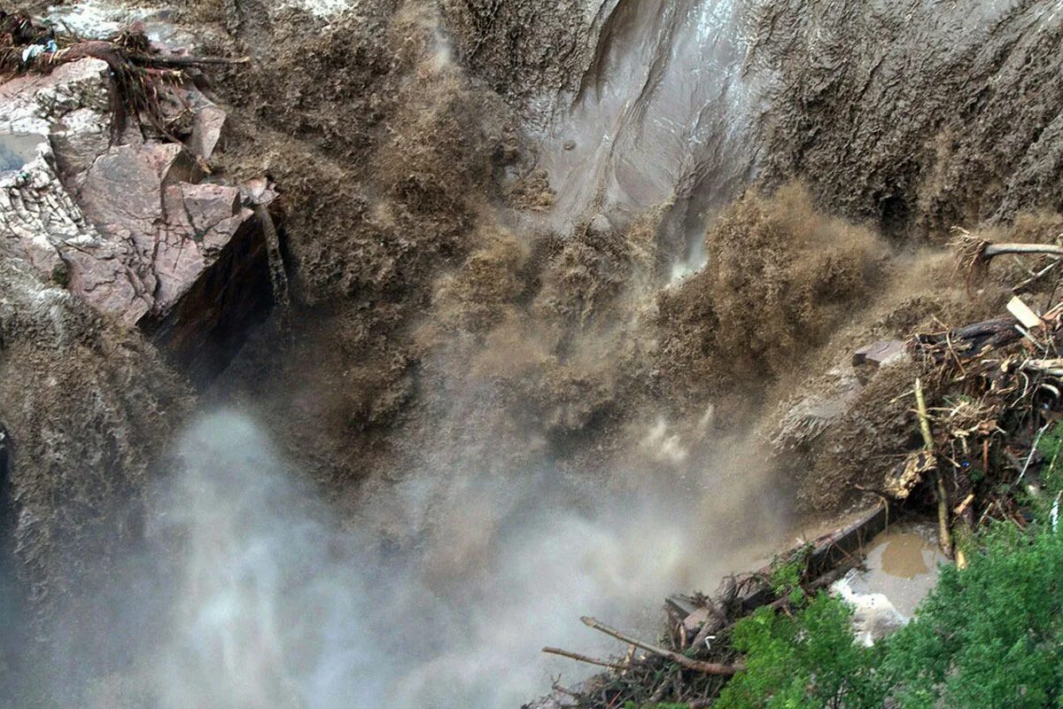 Наводнение на северо западе кнр. Затопления на варшавском шоссе. Потоп в москве. Затопленные шахты украина. Потоп в ярославле 2013 подземный переход.