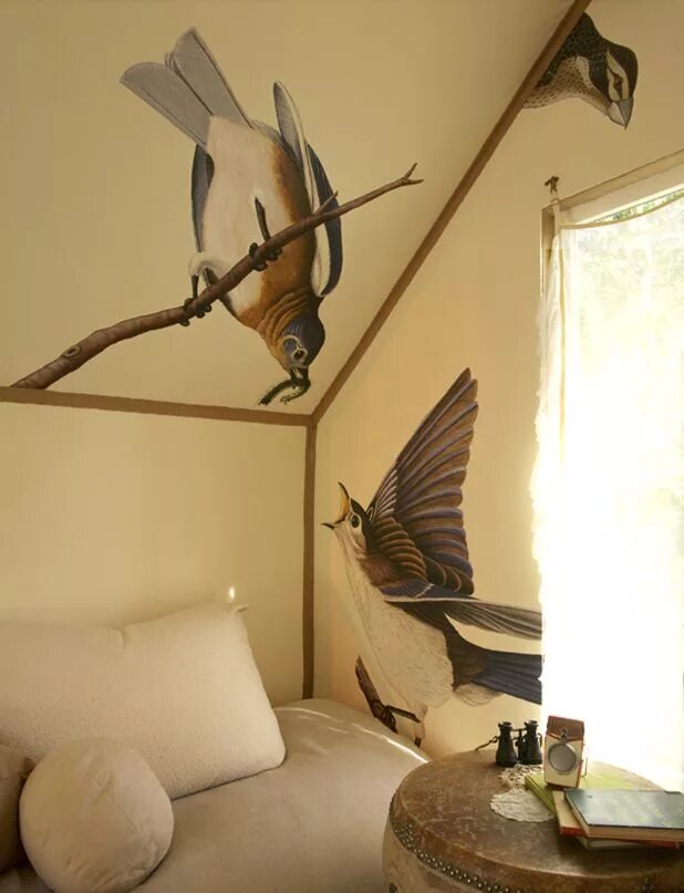 Room bird. Птицы в интерьере. Интерьер комнаты с птицами. Комната для птиц. Птицы на стене в интерьере.
