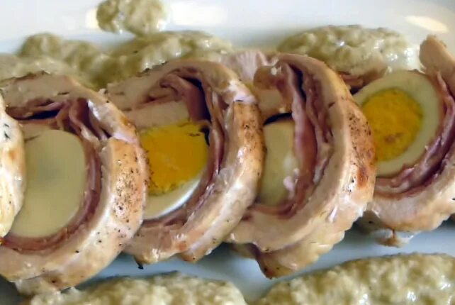 Куриные рулетики с яйцом. Куриный рулет с яйцом. рулет из курицы с яйцом. рулет куриный вареный.