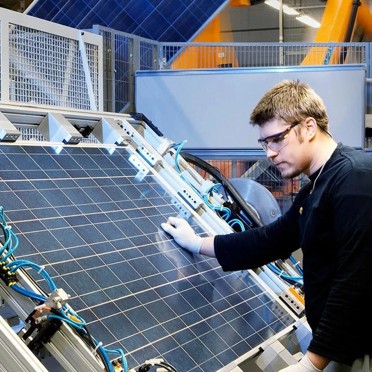 Компьютерная промышленность. Мультимедиа в медицине. Молодые ученые в лаборатории. Робототехник профессия. Автоматизация и роботизация производства.