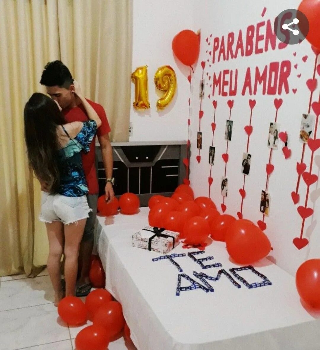 Мужчина дарит цветы женщине. Порадовать мужа. Адвент на 14 февраля. Мужчина дарит подарок. Приятности для себя любимой.