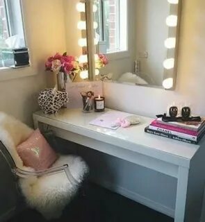 Стол где красятся девушки